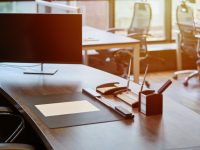 oficina-trabajo-moderno-monitorear-mesa-empleado-lugar-trabajo-comercial-jefe-o-jefe-mananas-luz-sol_77829-1193 oficina-trabajo-moderno-monitorear-mesa-empleado-lugar-trabajo-comercial-jefe-o-jefe-mananas-luz-sol_77829-1193